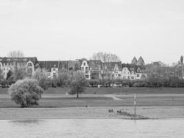 la ciudad de dusseldorf en el río rin foto