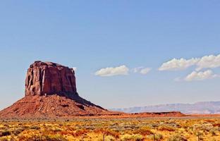 Butte solitario que se eleva desde el suelo del desierto foto