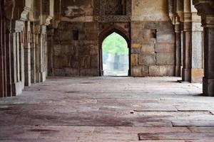 arquitectura mogol dentro de los jardines lodhi, delhi, india, se dice que la hermosa arquitectura dentro de la mezquita de tres cúpulas en el jardín lodhi es la mezquita del viernes para la oración del viernes, tumba del jardín lodhi foto