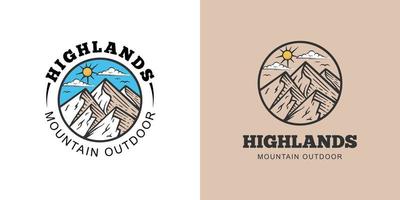 diseño de logotipo de paisaje de montaña con rocas al amanecer, insignia y sol para ilustración de logotipo de viaje de aventura hipster. logotipo al aire libre de las tierras altas vector