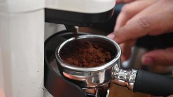 een barista werken in een koffie winkel koffie machine video