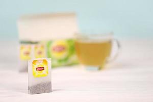 kharkov, ucrania - 8 de diciembre de 2020 bolsas de té verde clásico lipton. lipton es una marca británica de té propiedad de unilever y pepsico foto