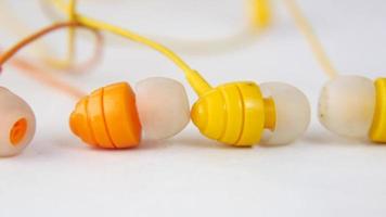 fones de ouvido laranja e amarelo close-up video