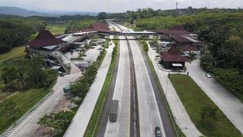 vue aérienne de l'autoroute avec aire de repos de pendopo 456 salatiga en indonésie video
