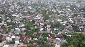 vista aérea de la escena de la ciudad rural en semarang indonesia. video