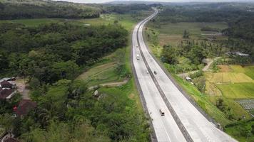 antenne visie van salatiga tol weg, salatiga, Indonesië. video