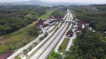 vista aérea de la autopista con área de descanso de pendopo 456 salatiga en indonesia video