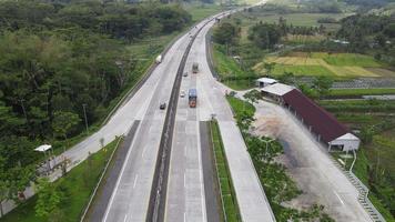 vista aérea de la carretera de peaje de salatiga, salatiga, indonesia. video