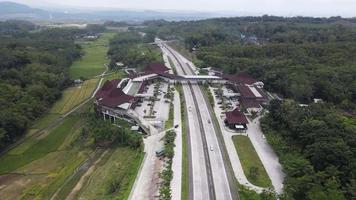 Luftaufnahme Highway mit Rastplatz Pendopo 456 Salatiga in Indonesien video