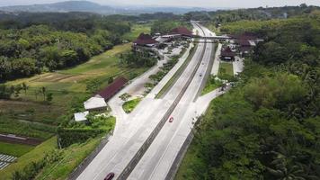 rodovia vista aérea com área de descanso de pendopo 456 salatiga na indonésia video