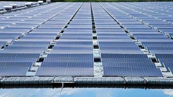 primer plano del módulo fotovoltaico del panel de energía solar en el video