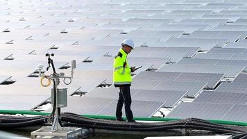 o retrato de um jovem engenheiro asiático verifica painéis solares fotovoltaicos. conceito. serviço de eletricidade de tecnologia de energia renovável, energia verde video