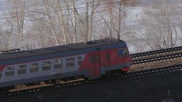 novosibirsk, rússia, 29 de março de 2020 - trem suburbano chegando à estação video