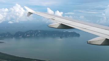 vue depuis la fenêtre de l'avion sur le panorama du paysage marin des îles tropicales. concept de tourisme et de voyage video