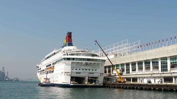hong kong 8 de noviembre de 2019 - star cruises piscis atracó en el puerto de victoria, hong kong video