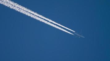 vliegtuig vliegend Bij hoog hoogte met contrail video