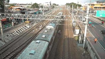 el ambiente de las vías del tren en la ciudad de jakarta video