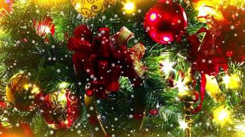 un árbol de navidad decorado con muchas decoraciones navideñas. y efecto especial de nieve cayendo suavemente sobre el árbol de navidad. video