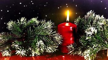 una vela de navidad roja encendida en una mesa. en el fondo un efecto especial de una noche de navidad estrellada video