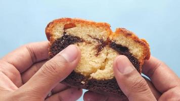 Parting a marble cake with hands video