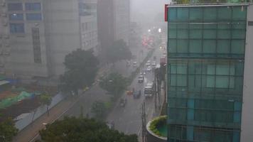 tempestoso giorno nel il città, Visualizza a partire dal il edificio video