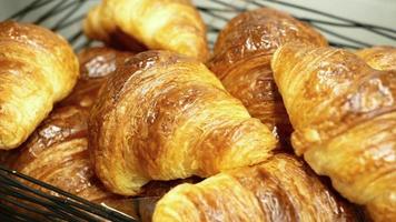 tallrik av croissanter på en Kafé tabell video