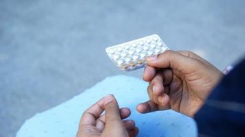 close-up de mãos segurando pílulas anticoncepcionais video