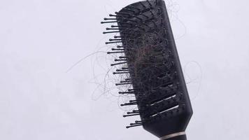escova de cabelo suja com cabelo perdido video