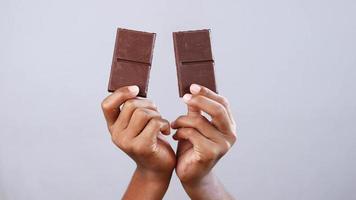 mãos com barras de chocolate video