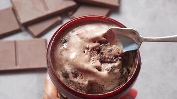 mangiare un' cioccolato ghiaccio crema pinta