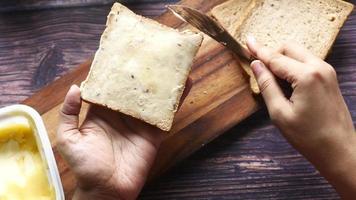 zetten verspreiding op plakjes van brood video