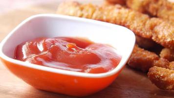 sumergir palitos de mozzarella en ketchup