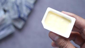 manteiga de hotel embalada individualmente video
