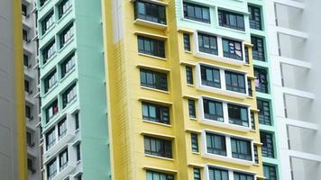 buitenkant van kleurrijk woon- appartement gebouwen video