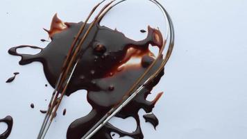 batir en salsa de chocolate en la superficie blanca video