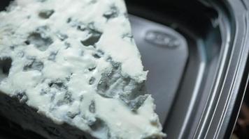 gros plan du bloc de fromage bleu dans un récipient en plastique video