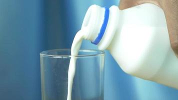 zwei Prozent Milch gegossen in eine hohe klare Klasse video