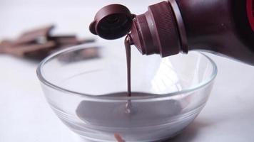 jarabe de chocolate vertido en recipiente de vidrio video