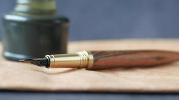 un stylo à encre, une pointe en métal et un corps en bois video