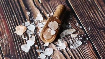 roches de sel sur une cuillère en bois et une surface en bois video