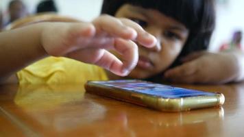 criança brincando com smartphone video