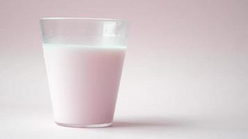 vaso de leche en una vista lateral de la mesa video