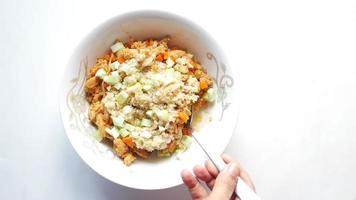 vista de cima para baixo de colher quinoa com frango e legumes video