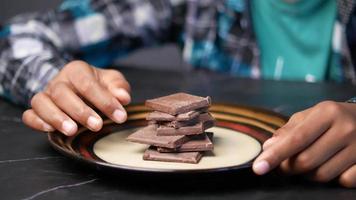 un tas de petits carrés de chocolat sur une assiette video