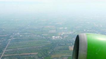 POV-Ansicht des Flugzeugtriebwerks aus dem Fenster. Passagierflugzeug steigt nach dem Start vom Flughafen Suvarnabhumi, Thailand. tourismus- und reisekonzept video