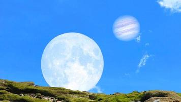 maan in de buurt Jupiter terug Aan top van de berg en blauw lucht wit wolk achtergrond dolly visie tijd vervallen video