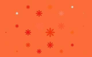 Fondo de vector rojo claro con copos de nieve de Navidad.