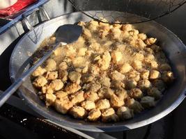 vista de cerca de los dumplings fritos de batagor en bandung, una comida callejera muy popular en indonesia, uno de los bocadillos locales servidos con salsa de maní foto