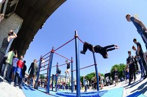 kharkiv, ucrania - 27 de mayo de 2018 espectáculo de entrenamiento callejero durante el festival anual de culturas callejeras foto