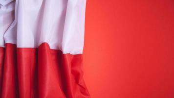 bandera blanca y roja doblada de polonia para el día de la independencia foto